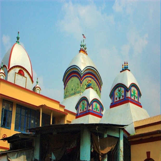 করোনার নয়া প্রজাতি ‘ওমিক্রন’ গোটা দেশের পাশাপাশি রাজ্যেও উদ্বেগ বাড়িয়েছিল। করোনা সংক্রমণের গ্রাফও এখনও ঊর্ধ্বমুখী। যার ফলে নতুন করে বিধি-নিষেধ আরোপ করেছে রাজ্য সরকার। 