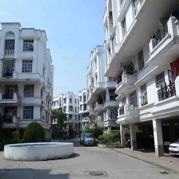 আবাসনের সদস্যদের দায়িত্ব নিতে হবে সংক্রমিতরা যাতে নিয়ম পালন করেন।  ওয়ার্ডের বিভিন্ন ব্লকে কমিটি আছে। বিভিন্ন আবাসনে অ্যাসোসিয়েশন আছে। তাদের সহযোগিতা নিয়ে সামাজিকভাবে প্রতিরোধ করতে হবে। কোন কড়া পদক্ষেপ নিয়ে এটা সম্ভব নয়।