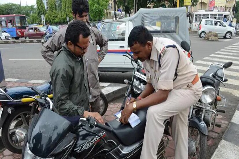 কলকাতার রাস্তায় বাড়ল ট্রাফিক আইন ভাঙলে জরিমানার পরিমাণ (Kolkata Traffic Rules)। আসলে পুরোনো জরিমানার পরিমাণ বাড়িয়ে গাড়ি বা বাইক চালকদের আরও সচেতন হওয়ার বার্তাই দিতে চাইল কলকাতা পুলিশ। কলকাতা পুলিশের একটা বড় অংশের আশা, বিপুল অঙ্কের জরিমানা দেওয়ার ভয়েই চালকরা আরও বেশি সচেতন হবেন। সেই সূত্রেই আরও ভালোভাবে মেনে চলবেন ট্রাফিক আইন। 