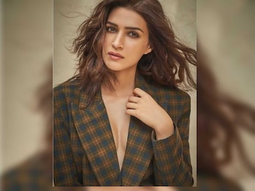 কৃতী স্যাননের এক নতুন প্রতিভা ফাঁস! নেটিজেন ভিডিও দেখে বলছে ' এ তো দারুণ!'