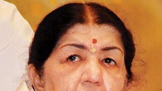 লতা মঙ্গেশকরের শারীরিক অবস্থা নিয়ে ভুয়ো খবর? অসন্তোষ প্রকাশ গায়িকার মুখপাত্রের