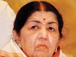 লতা মঙ্গেশকরের শারীরিক অবস্থা নিয়ে ভুয়ো খবর? অসন্তোষ প্রকাশ গায়িকার মুখপাত্রের