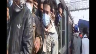 লোকাল ট্রেনে পুরোনো ছবিতেই নিত্যযাত্রীরা