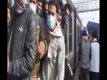 লোকাল ট্রেনে পুরোনো ছবিতেই নিত্যযাত্রীরা