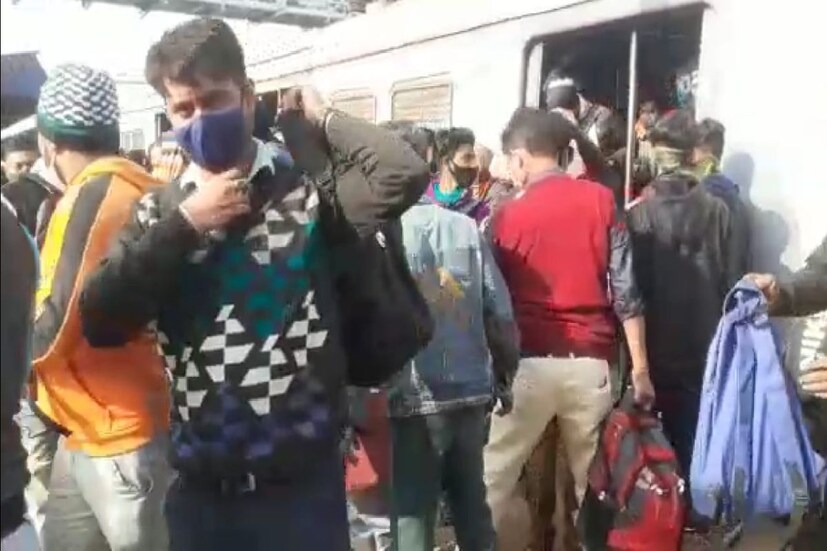 রাজ্যে সোমবার থেকেই লাগু হয়েছে নয়া করোনা বিধিনিষেধ। করোনার বাড়বাড়ন্তের মোকাবিলায় রাজ্য সরকারের নির্ধেশ মেনে ভোর ৫টা থেকে সন্ধ্যা ৭টার মধ্যেই লোকাল ট্রেন পরিষেবা নিয়ন্ত্রিত রাখার নির্দেশ দেওয়া হয়েছে। পাশাপাশি ৫০ শতাংশ যাত্রী নিয়ে পরিষেবা চালু রাখার কথাও বলা হয়েছে। কিন্তু বাস্তব ছবিটা ছিল অন্যরকম। সোমবারের অফিস টাইমে সকাল থেকেই প্রায় স্বাভাবিক ছন্দে চলছে শিয়ালদহ - কৃষ্ণনগর, রানাঘাট, শান্তিপুর, গেদে, বনগাঁ থেকে বারাসাত সব শাখার লোকাল ট্রেন।