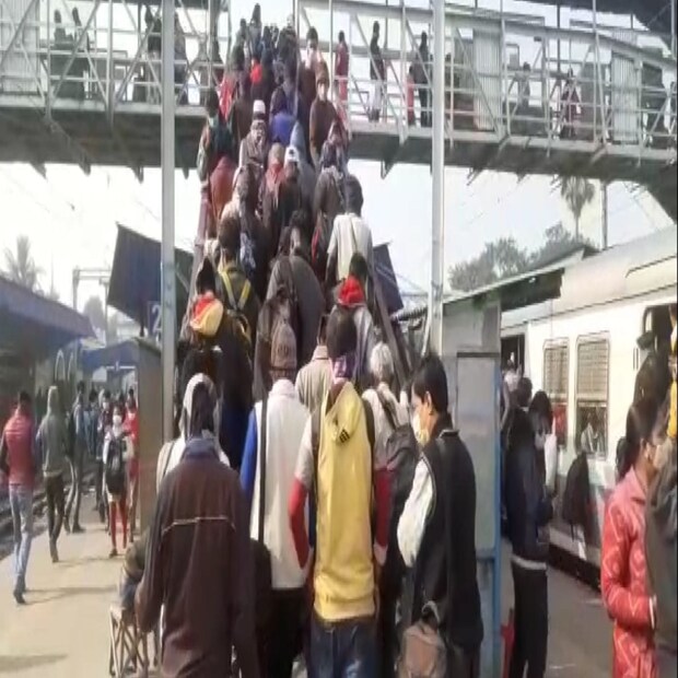 ৫০ শতাংশ যাত্রী নিয়ে লোকাল ট্রেন চালানো সম্ভব নয় বলেই মতামত রেলযাত্রীদের। সকাল থেকেই শিয়ালদা দক্ষিণ শাখা প্রত্যেকটি লোকাল ট্রেনে ব্যাপক ভিড়। অন্যান্য দিনের মতোই লোকাল ট্রেন গুলিতে বের হচ্ছে বলে জানাচ্ছেন নিত্যযাত্রীরা। তাছাড়া তাদের অভিযোগ লোকাল ট্রেনে ৫০ শতাংশ যাত্রী রয়েছে এমন দেখার মত কোন পরিকাঠামো নেই কোন স্টেশনে এমনকি ট্রেন চলাকালীনও।