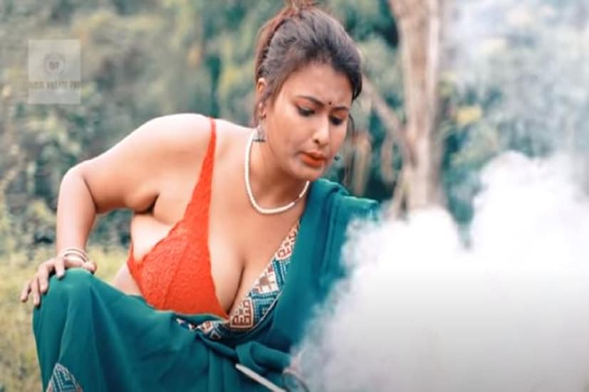 এখন সেই প্ল্যাটফর্মে পরপর কয়েকটি ভাজার রেসিপি আপলোড হয়েছে৷ ৷ তাতে রয়েছে মাছভাজা ৷ ইউনিক ভিলেজ ফুডে ফের একবার খোলামেলা পোশাকে বাঙালি মেয়েরা রান্নায় মেতেছেন৷ Photo Courtesy- Unique Village Food/ Youtube/ Video Grab