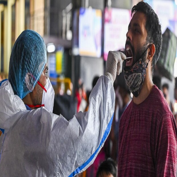 দক্ষিণ ২৪ পরগনায় আক্রান্ত ৪৮৪, বীরভূমে ৪৪৯, দার্জিলিংয়ে ৪৩৩, পূর্ব বর্ধমানে ৩৯৯। উত্তরবঙ্গের অন্য জেলাগুলিতেও সংক্রমণ বেশ বেশির দিকেই রয়েছে। জলপাইগুড়িতে আক্রান্ত ২২০ জন, মালদায় ৩১৩ জন, মুর্শিদাবাদে ২৬২ জন। 