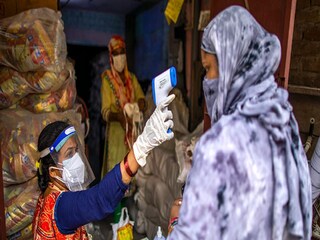 আপাতত স্বাস্থ্য বিধি মেনে চলতে কড়া নির্দেশ দেওয়া হয়েছে বিভিন্ন স্থানীয় ও রাজ্য প্রশাসনের পক্ষ থেকে। মাস্ক নিয়মিত ব্যবহার করার পরামর্শ দেওয়া হয়েছে। (ছবি: প্রতীকী)
