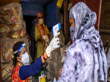 আপাতত স্বাস্থ্য বিধি মেনে চলতে কড়া নির্দেশ দেওয়া হয়েছে বিভিন্ন স্থানীয় ও রাজ্য প্রশাসনের পক্ষ থেকে। মাস্ক নিয়মিত ব্যবহার করার পরামর্শ দেওয়া হয়েছে। (ছবি: প্রতীকী)
