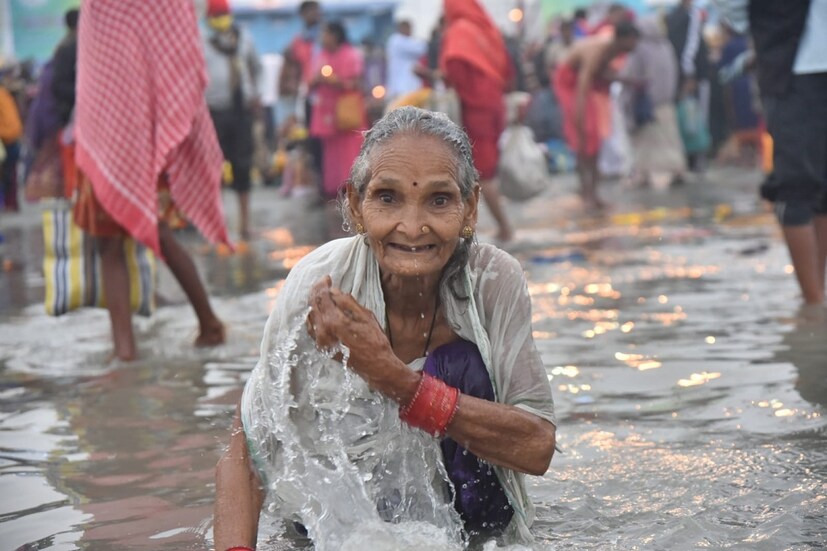 গঙ্গাসাগরে সকাল থেকেই মকরস্নান! করোনা আবহে রয়েছে পুণ্যার্থীদের ভিড়। 