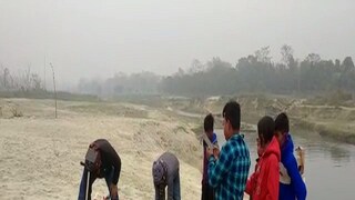 নদীর পারে শিল্পকর্ম