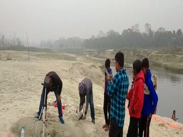 নদীর পারে শিল্পকর্ম