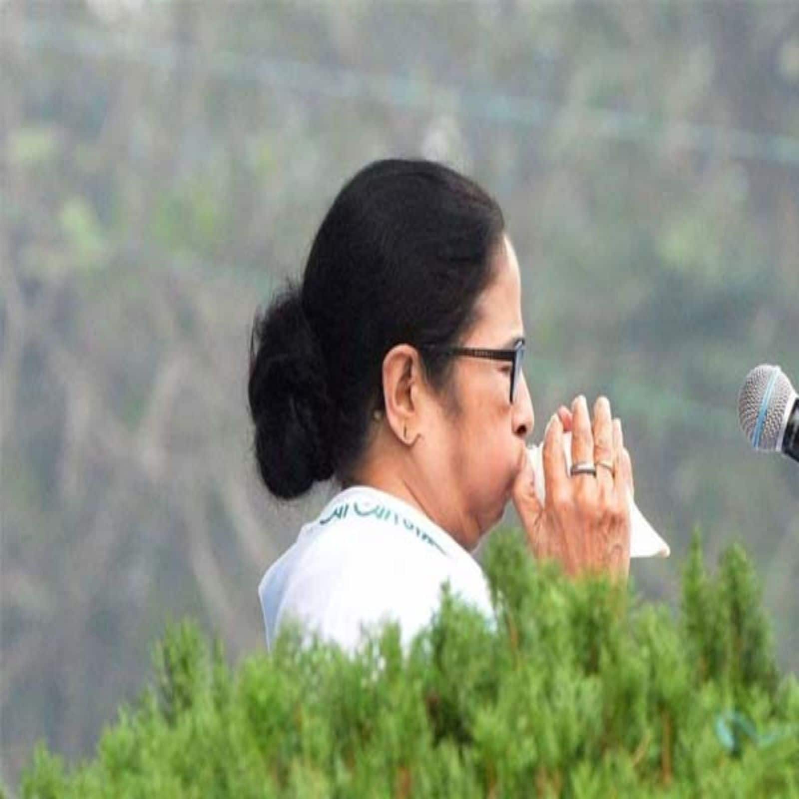 শাঁখ বাজিয়ে শ্রদ্ধা নিবেদন মুখ্যমন্ত্রীর