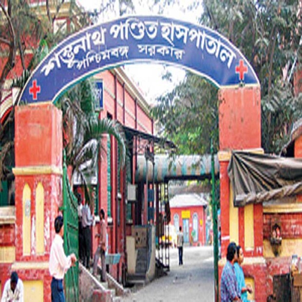 প্রশ্ন উঠেছে, যখন জুন মাসে করোনার দাপট অনেকটাই কম, তখন কী করে এই বহু মূল্যের ইনজেকশন শম্ভুনাথ পণ্ডিতের মতো হাসপাতালে পাঠানো হল, যেখানে করোনা রোগীর সংখ্যা অনেকটাই কম ছিল । এছাড়াও এই হাসপাতালে আরও তিনটি গুরুত্বপূর্ণ ওষুধ অব্যবহৃত হয়ে নষ্ট হয়েছে  বলে অভিযোগ।