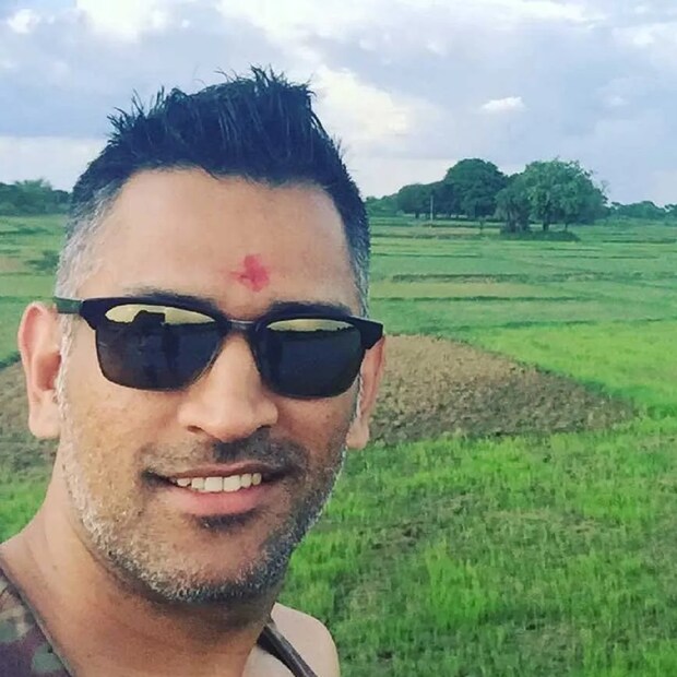 ধোনির অবশ্য চাষবাসের প্রতি ভালবাসা অনেকদিনের। এর আগেও তাঁকে ট্রাক্টর নিয়ে জমিতে নেমে যেতে দেখা গিয়েছে। ধোনির খামারবাড়ির জমির ফসল এর আগে দুবাইতেও গিয়েছিল।