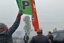 প্রধানমন্ত্রীর গাড়ির খুব কাছে পৌঁছে গিয়েছিলেন বিজেপি সমর্থকরা, ভাইরাল ভিডিও প্রধানমন্ত্রীর গাড়ির খুব কাছে পৌঁছে গিয়েছিলেন বিজেপি সমর্থকরা, ভাইরাল ভিডিও
