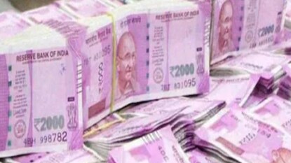 সূত্রের খবর, ১৮ মাসের ডিএ বকেয়া এখনও পর্যন্ত সরকারের কর্মসূচিতে অন্তর্ভুক্ত করা হয়নি। যা স্পষ্ট করে যে সরকার এই বিষয়ে কোনও সিদ্ধান্তের পক্ষে নয়। সরকার ২০২০ সালের জানুয়ারি থেকে ২০২১ সালের জুন পর্যন্ত বকেয়া পরিশোধের সিদ্ধান্ত আপাতত বন্ধ করেছে। সরকারের জারি করা এই বিবৃতি কর্মচারীদের বড় ধাক্কা দিয়েছে। তবে এরই পাশাপাশি হোলি উপলক্ষে ডিএ বাড়িয়ে কর্মচারীদের বড় সুখবর দিতে পারে সরকার। সূত্রের খবর, ১৮ মাসের ডিএ বকেয়া এখনও পর্যন্ত সরকারের কর্মসূচিতে অন্তর্ভুক্ত করা হয়নি। যা স্পষ্ট করে যে সরকার এই বিষয়ে কোনও সিদ্ধান্তের পক্ষে নয়। সরকার ২০২০ সালের জানুয়ারি থেকে ২০২১ সালের জুন পর্যন্ত বকেয়া পরিশোধের সিদ্ধান্ত আপাতত বন্ধ করেছে। সরকারের জারি করা এই বিবৃতি কর্মচারীদের বড় ধাক্কা দিয়েছে। তবে এরই পাশাপাশি হোলি উপলক্ষে ডিএ বাড়িয়ে কর্মচারীদের বড় সুখবর দিতে পারে সরকার।