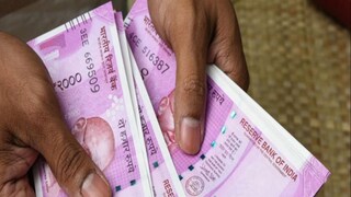 উল্লেখযোগ্যভাবে, অর্থমন্ত্রী নির্মলা সীতারমণ কয়েকদিন আগে একটি বিবৃতি জারি করেছিলেন এবং জানিয়েছিলেন, 'করোনা মহামারীর কারণে, এই কর্মচারীদের মহার্ঘ ভাতা বন্ধ করে দেওয়া হয়েছিল, যাতে সরকার সেই অর্থ দিয়ে দরিদ্র ও অভাবীদের সাহায্য করতে পারে। মহামারী চলাকালীন সরকারের মন্ত্রী-এমপিদের বেতনও কাটা হয়েছিল। যদিও এর সঙ্গে কেন্দ্রীয় কর্মচারীদের বেতনে কোনও কাটছাঁট করা হয়নি বা ডিএ-তে কোনও কাটছাঁট করা হয়নি।

