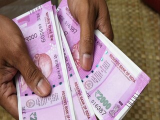 উল্লেখযোগ্যভাবে, অর্থমন্ত্রী নির্মলা সীতারমণ কয়েকদিন আগে একটি বিবৃতি জারি করেছিলেন এবং জানিয়েছিলেন, 'করোনা মহামারীর কারণে, এই কর্মচারীদের মহার্ঘ ভাতা বন্ধ করে দেওয়া হয়েছিল, যাতে সরকার সেই অর্থ দিয়ে দরিদ্র ও অভাবীদের সাহায্য করতে পারে। মহামারী চলাকালীন সরকারের মন্ত্রী-এমপিদের বেতনও কাটা হয়েছিল। যদিও এর সঙ্গে কেন্দ্রীয় কর্মচারীদের বেতনে কোনও কাটছাঁট করা হয়নি বা ডিএ-তে কোনও কাটছাঁট করা হয়নি।

