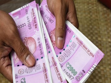 উল্লেখযোগ্যভাবে, অর্থমন্ত্রী নির্মলা সীতারমণ কয়েকদিন আগে একটি বিবৃতি জারি করেছিলেন এবং জানিয়েছিলেন, 'করোনা মহামারীর কারণে, এই কর্মচারীদের মহার্ঘ ভাতা বন্ধ করে দেওয়া হয়েছিল, যাতে সরকার সেই অর্থ দিয়ে দরিদ্র ও অভাবীদের সাহায্য করতে পারে। মহামারী চলাকালীন সরকারের মন্ত্রী-এমপিদের বেতনও কাটা হয়েছিল। যদিও এর সঙ্গে কেন্দ্রীয় কর্মচারীদের বেতনে কোনও কাটছাঁট করা হয়নি বা ডিএ-তে কোনও কাটছাঁট করা হয়নি।
উল্লেখযোগ্যভাবে, অর্থমন্ত্রী নির্মলা সীতারমণ কয়েকদিন আগে একটি বিবৃতি জারি করেছিলেন এবং জানিয়েছিলেন, 'করোনা মহামারীর কারণে, এই কর্মচারীদের মহার্ঘ ভাতা বন্ধ করে দেওয়া হয়েছিল, যাতে সরকার সেই অর্থ দিয়ে দরিদ্র ও অভাবীদের সাহায্য করতে পারে। মহামারী চলাকালীন সরকারের মন্ত্রী-এমপিদের বেতনও কাটা হয়েছিল। যদিও এর সঙ্গে কেন্দ্রীয় কর্মচারীদের বেতনে কোনও কাটছাঁট করা হয়নি বা ডিএ-তে কোনও কাটছাঁট করা হয়নি।