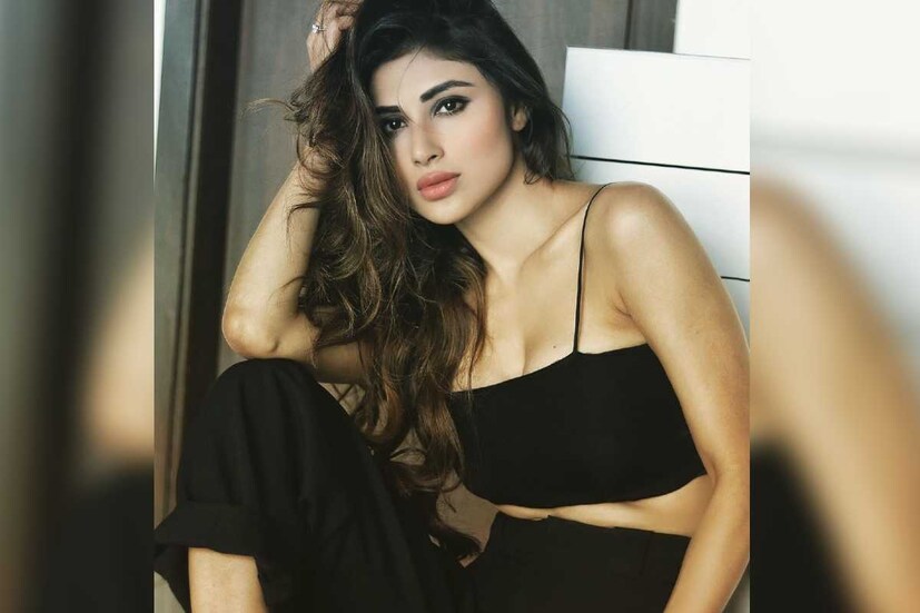 Mouni Roy: ক'দিন পরেই বিয়ে! খোলামেলা কালো পোশাকে পারদ চড়ালেন মৌনী রায়