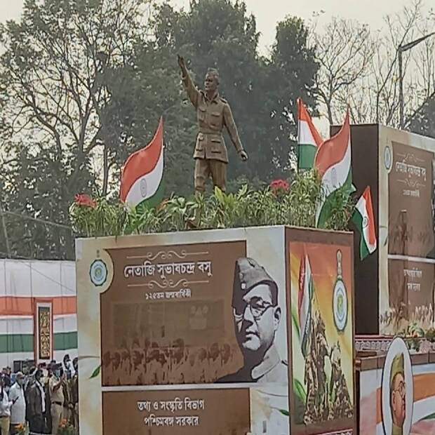 জয়তু নেতাজি নামে নেতাজির ১২৫ তম জন্মবার্ষিকীতে প্রদর্শিত এই সুবিশাল ট্যাবলো এ দিন রেড রোডের অনুষ্ঠানের মুখ্য আকর্ষণ হয়ে দাঁড়িয়েছিল৷ ৫২ ফুট লম্বা, ১১ ফুট চওড়া ও ১৬ ফুট উচ্চতার এই ট্যাবলোতে নেতাজি সুভাষচন্দ্র বসুর দু'টি মূর্তি ছিল৷ 