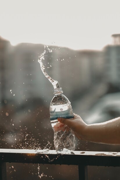 অনেকসময় অন্য কোনও পানীয়ের প্লাস্টিক বোতল (PLASTIC BOTTLE) বাড়িতে ব্যবহার করা হয়। দীর্ঘ দিন সেটি ব্যবহারের ফলে সেই বোতল ফেরত কেমিক্যাল শরীরে নানারকম প্রতিক্রিয়া তৈরি করে। Photo by Unsplash