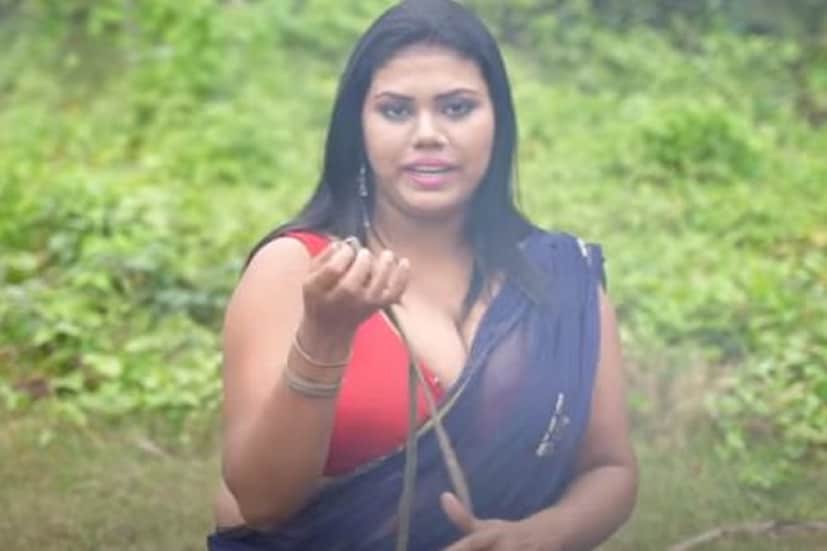 তাহলে কি খোলামেলা পোশাকেই আর বাজিমাত হচ্ছে না৷ তাই পেঁয়াজি ও চিকেন পকোরার ভিডিও এতটা ভাইরাল ভিডিও হতে পারেনি৷ Photo Courtesy- Unique Village Food/ Youtube/ Video Grab