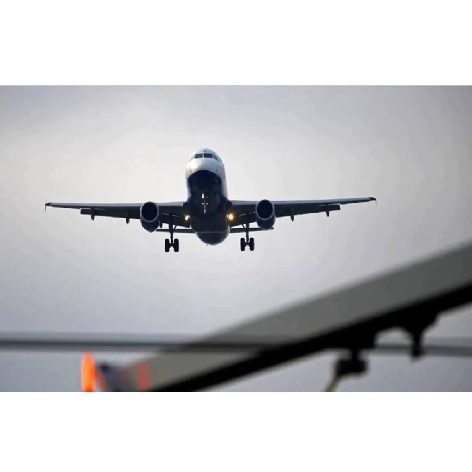 বিমানের রং সাদা হয় কেন? পেছনে রয়েছে এক আশ্চর্য বৈজ্ঞানিক কারণ! আপনি