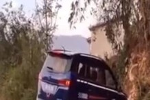 সামনে পাহাড়, পিছনে গভীর খাদ, এত সরু রাস্তায় গাড়ি ঘুরিয়ে তাক লাগালেন চালক সামনে পাহাড়, পিছনে গভীর খাদ, এত সরু রাস্তায় গাড়ি ঘুরিয়ে তাক লাগালেন চালক