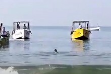 হাত-পা বেঁধে গভীর সমুদ্রে সাঁতার কেটে নজির গড়লেন ৬৬ বছরের বৃদ্ধ! রইল ভিডিও