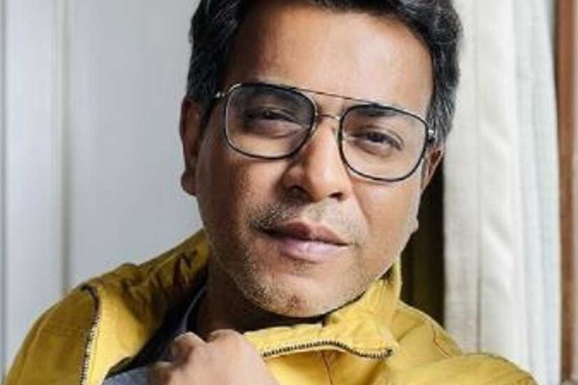 করোনার থাবা থেকে এবার বাদ যাননি অভিনেতা রুদ্রনীল ঘোষও। জানিয়েছেন বাড়িতেই আইসোলেশনে আছেন তিনি। কিন্তু সামান্য জ্বর ও গা হাত পা ব্যথা রয়েছে। তবে আশা করছেন খুব তাড়াতাড়ি সুস্থ হয়ে উঠবেন। 