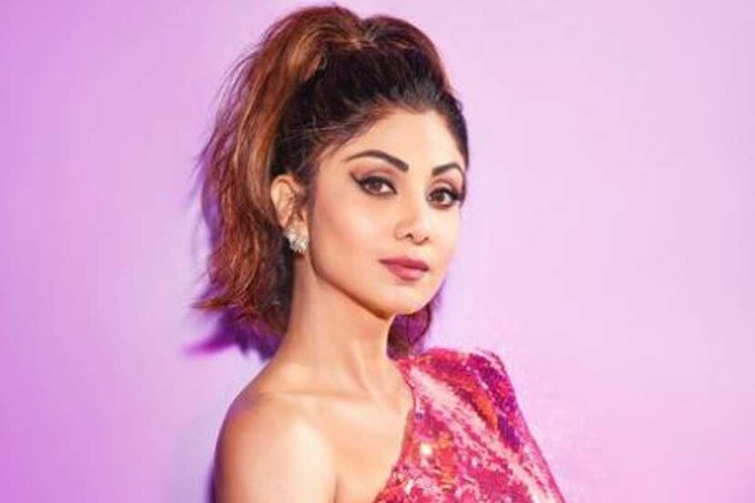 মা হওয়ার পরে শরীরে মেদ জমতে থাকে। স্বাভাবিক ভাবেই ওজন কমানোর জন্য স্বাস্থ্যকর ডায়েট বজায় রাখা উচিত। স্বাস্থ্য সচেতনতার কথা বললেই বলিউড অভিনেত্রী শিল্পা শেট্টির (Shilpa Shetty diet Chart) নাম উঠে আসে। দ্বিতীয় সন্তান জন্ম দেওয়ার পরে যেভাবে তিনি ওজন কমিয়েছিলেন তা অনেকের কাছেই অনুপ্রেরণা। দেখে নেওয়া যাক শিল্পা শেট্টি কী ডায়েট মেনে চলেছিলেন মাতৃ্ত্বের পরে ওজন কমানোর জন্য। 