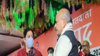 Union minister Smriti Irani at a door-to-door campaign for BJP candidate Amit Agrawal in Meerut Cantonment. (Image: News18)
