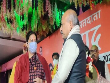 Union minister Smriti Irani at a door-to-door campaign for BJP candidate Amit Agrawal in Meerut Cantonment. (Image: News18)
