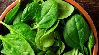 ডিম ও পালং শাক-  দ্রুত ওজন কমানোর সবচেয়ে ভালো ফর্মুলা ডিমের সঙ্গে পালং শাক খাওয়া। এক কাপ পালং শাকে মাত্র সাত ক্যালরি এবং অনেক পুষ্টি উপাদান রয়েছে। এই দুই মিলিয়ে খেলে অবাঞ্ছিত ক্যালোরি হয় নামমাত্র। আয়রন সমৃদ্ধ পালং শাক আমাদের শক্তি ও বিপাককেও বাড়িয়ে দেয়। এর ফলে শরীর প্রয়োজনীয় পুষ্টিও পায় এবং দীর্ঘ সময়  ক্ষুধাও নিয়ন্ত্রণে থাকে।