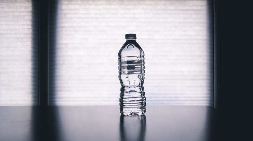 প্লাস্টিকের বোতল বা PET (Polyethylene Terephthalate)-বোতল শরীরে ক্যান্সার সৃষ্টির সম্ভাবনা তৈরি করে। গবেষকরা দেখেছেন, প্লাস্টিকের বোতল থেকে শরীরে প্রবেশ করতে পারে বেনজিন ও আর্সেনিক। কারণ এতে থাকে carcinogenic নামে একটি উপাদান। প্লাস্টিকের বোতলে দীর্ঘ ক্ষণ জল ভরে রাখলে এগুলি জলে মিশে যায়। Photo by Unsplash
