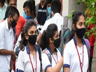 ছোট্ট একটা উপহার নিয়ে তার বাড়ি চলে যান। সে আর অভিমান করে থাকতে পারবে না।