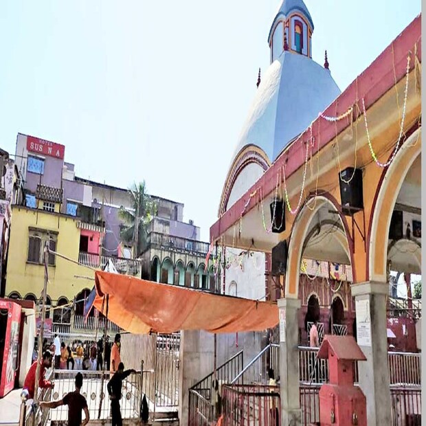 একইসঙ্গে তারাপীঠের রেস্তোরাঁগুলিও খোলা থাকবে। সেখানে ৫০ শতাংশ আসনে দর্শনার্থীরা খাওয়াদাওয়া করতে পারবেন। তবে, মন্দিরের অনলাইন বুকিং আগেই বাতিল করা হয়েছে। ইতিমধ্যেই ১৬জন অতিরিক্ত নিরাপত্তারক্ষী নিয়োগ করা হয়েছে তারাপীঠ মন্দির চত্বরে। ভক্তদের কোভিড বিধি মেনেই মন্দিরে প্রবেশ করতে হচ্ছে।
