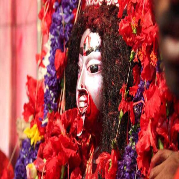 ভক্তরা বিধি মেনে গর্ভগৃহে ঢুকতে পারছেন। তবে কোনও ভাবেই মাতৃমূর্তিতে তাঁরা স্পর্শ করতে পারছেন না। মাতৃমূর্তি কোনওভাবে জড়িয়ে ধরাও যাবে না। এদিকে, এদিন থেকে অনির্দিষ্ট কালের জন্য সিউড়ির বাজারগুলি বিকেল ৫টার পর থেকে বন্ধ করে দেওয়া হল।