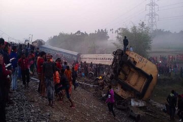 বগির উপর বগি, কান্নার রোল, ময়নাগুড়ির ভয়াবহ ট্রেন দুর্ঘটনার শিউরে ওঠা সব ছবি..