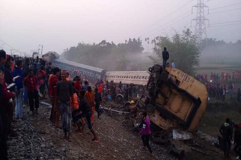  ভয়াবহ ট্রেন দুর্ঘটনা ঘটল উত্তরবঙ্গের ময়নাগুড়িতে (Train accident in West Bengal)। ময়নাগুড়ির দোমহনীতে লাইনচ্যুত হয়ে গিয়েছে বিকানের-গৌহাটি এক্সপ্রেস। আর তার জেরে বহু যাত্রীর মৃত্যুর আশঙ্কা করা হচ্ছে। 