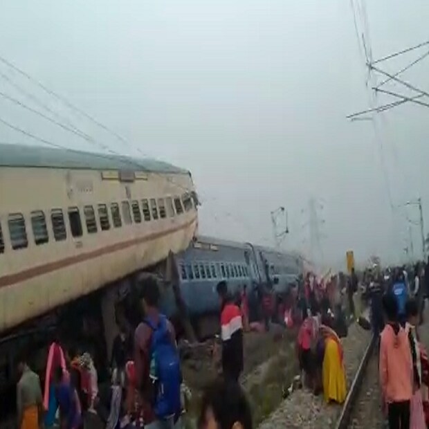 স্থানীয় বাসিন্দারা জানিয়েছেন, দুপুরে হঠাৎ বিকট শব্দ শুনতে পেরে তাঁরা এগিয়ে আসেন। তখনই দেখেন ওই ট্রেনের বেশ কয়েকটি বগি লাইনচ্যূত হয়েছে।