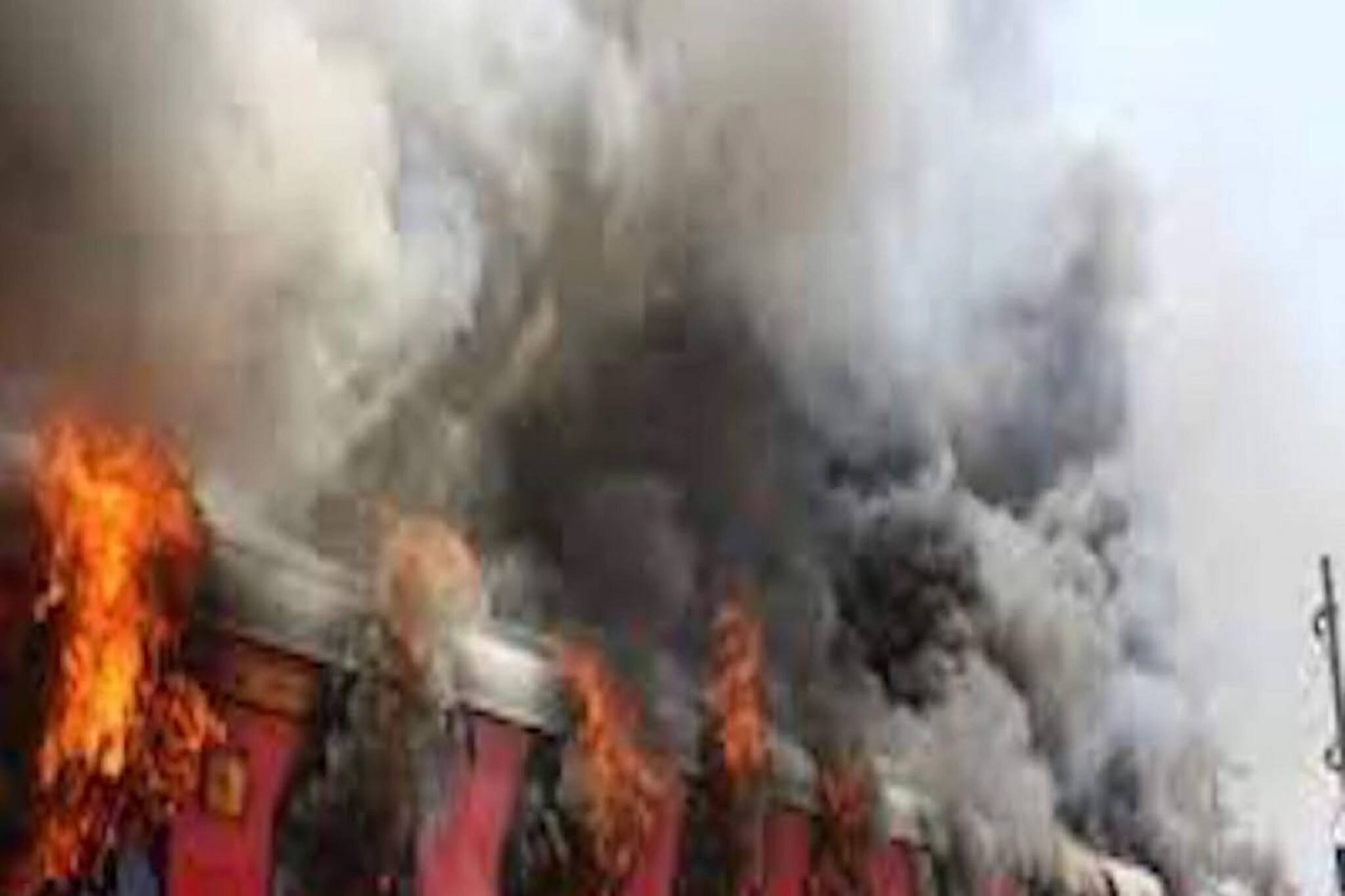 দাউদাউ করে জ্বলে উঠল ট্রেনের গোটা বগি! গান্ধিধাম-পুরী এক্সপ্রেসে ভয়াবহ আগুন