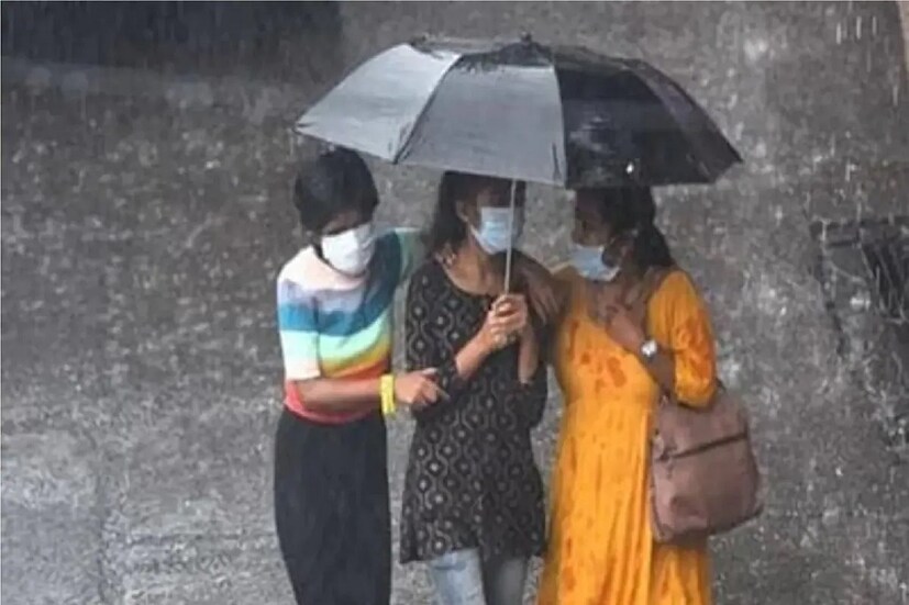 এদিকে পশ্চিমী ঝঞ্ঝার জেরে মকর সংক্রান্তি চলে এলেও শীতের দেখা নেই। গত কয়েকদিন ধরেই তাপমাত্রার পারদ চড়তে শুরু করেছিল রাজ্যে। শুক্রবারও তাপমাত্রার পারদ চড়তে শুরু করেছে। আজ শহরের সর্বোচ্চ তাপমাত্রা ২১ ডিগ্রি সেলসিয়াসের কাছাকাছি থাকবে বলে জানিয়েছে হাওয় অফিস। 