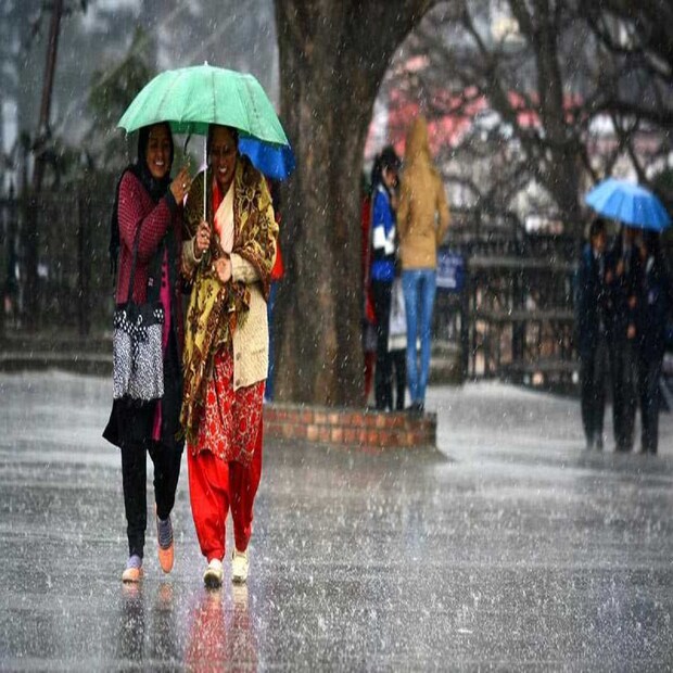 আবহাওয়া দফতর জানিয়েছে, হাওয়া অফিস বলছে, আগামী ৩ দিন দক্ষিণবঙ্গের জেলাগুলিতে  প্রধানত পরিষ্কার-শুষ্ক আবহাওয়া থাকবে। তবে সোম-মঙ্গলবার গোটা রাজ্যজুড়ে বৃষ্টির সম্ভাবনা রয়েছে। পূর্বাভাস বলছে, আবহাওয়ার অবনতি শুরু হবে সপ্তাহশেষেই। অর্থাৎ শনি ও রবিবার বৃষ্টির সম্ভাবনা রয়েছে।