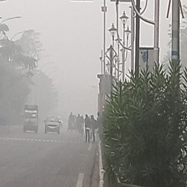 রাজ্যজুড়ে আজ মেঘলা আকাশ। হালকা থেকে মাঝারি বৃষ্টির পূর্বাভাস। শিলা বৃষ্টি হতে পারে দক্ষিণবঙ্গের নদিয়া, মুর্শিদাবাদ, বীরভূম, পশ্চিম বর্ধমান জেলায়।