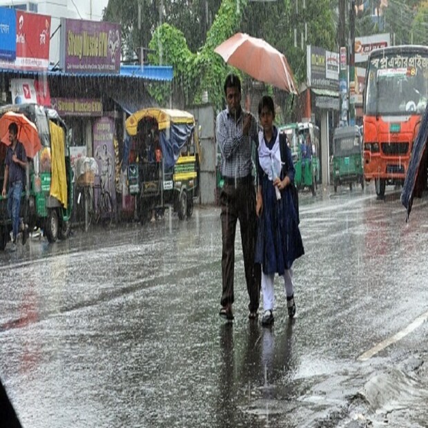 ৪ জানুয়ারি পর্যন্ত বিদর্ভ, ছত্তিশগড়. বিহার, ঝাড়খণ্ড, পশ্চিমবঙ্গ, সিকিম ও ওড়িশায় হালকা বৃষ্টির সম্ভবনা রয়েছে৷ অন্যদিকে উত্তরপ্রদেশ ও পূর্ব ও মধ্যপ্রদেশেও আগামী দু দিনে আলাদা আলাদা জায়গায় হালকা বৃষ্টি (Rain) হতে পারে৷