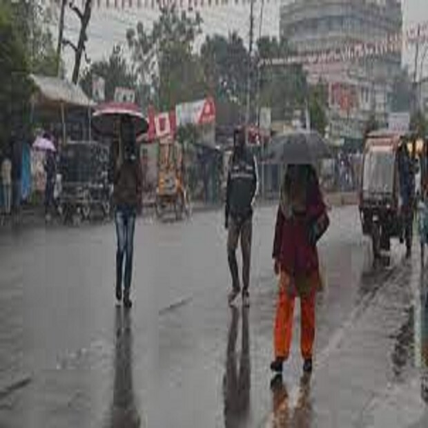 সাগর মেলায় বৃষ্টির (Rain) পূর্বাভাস রয়েছে। সকালে কুয়াশার কারণে দৃশ্যমানতা কম থাকলেও পরে পরিষ্কার আকাশ থাকবে। হাওয়া দফতরের পূর্বাভাস অনুযায়ী, জাঁকিয়ে শীতের এখন সম্ভাবনা নেই। তাপমাত্রা স্বাভাবিকের উপরেই থাকবে বলে অনুমান আবহাওয়াবিদদের।